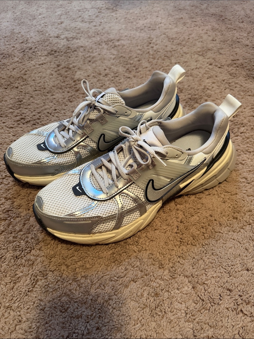 NIKE V2K RUN Men’s Size 10/Women’s Size 11.5